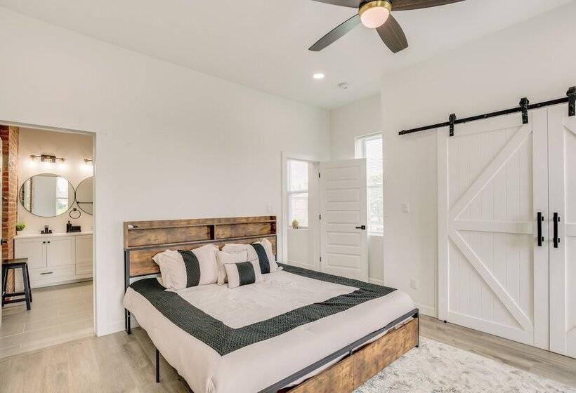 St Louis Home W/ Deck, Outdoor Bar & Grill!