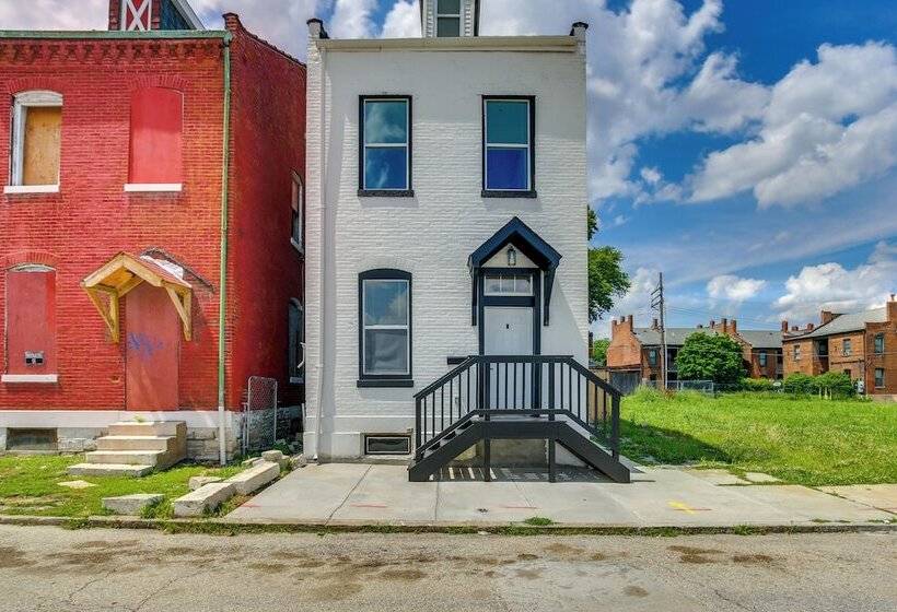 St Louis Home W/ Deck, Outdoor Bar & Grill!