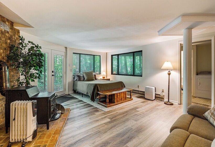 The Round House    Treetop North Carolina Cabin!