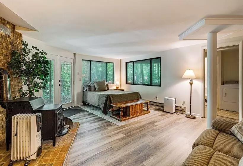 The Round House    Treetop North Carolina Cabin!