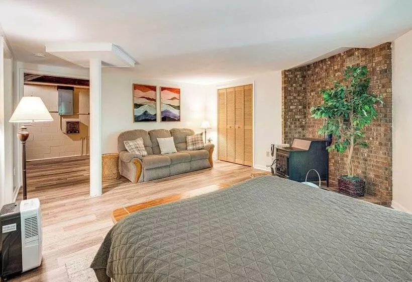 The Round House    Treetop North Carolina Cabin!