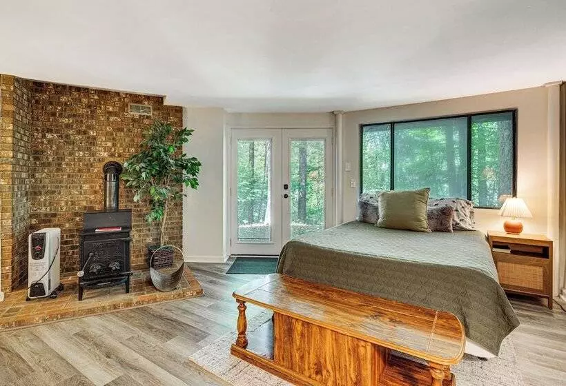 The Round House    Treetop North Carolina Cabin!