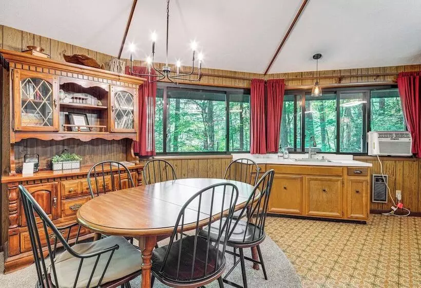 The Round House    Treetop North Carolina Cabin!