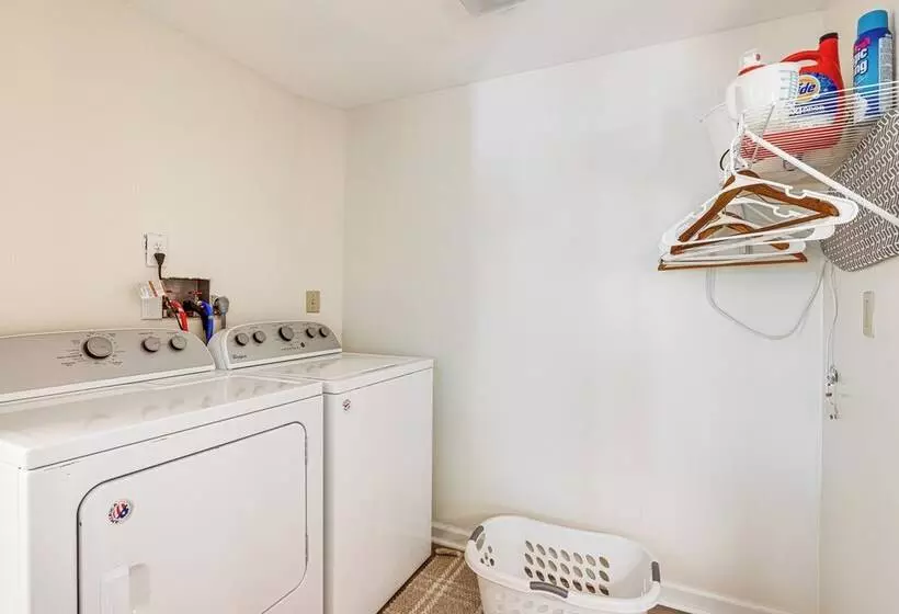 The Round House    Treetop North Carolina Cabin!