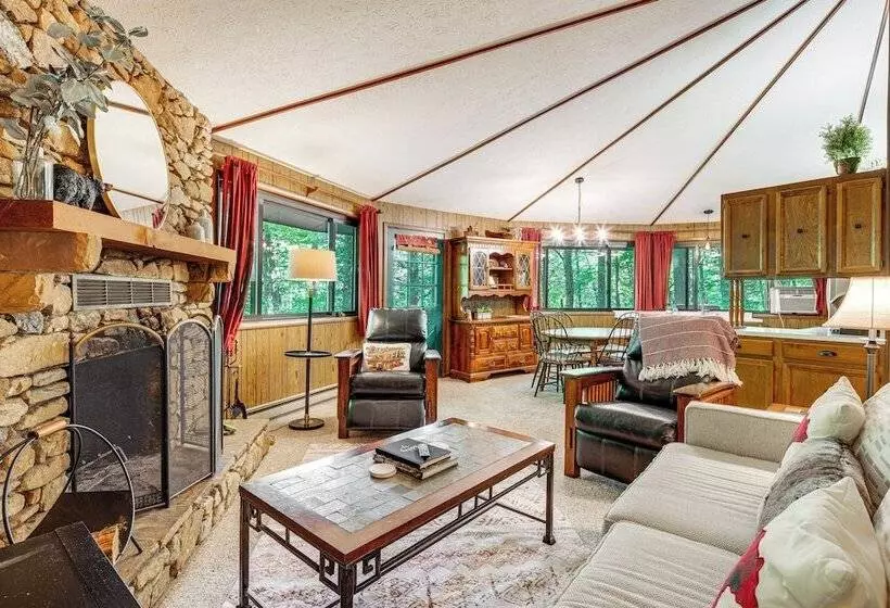 The Round House    Treetop North Carolina Cabin!