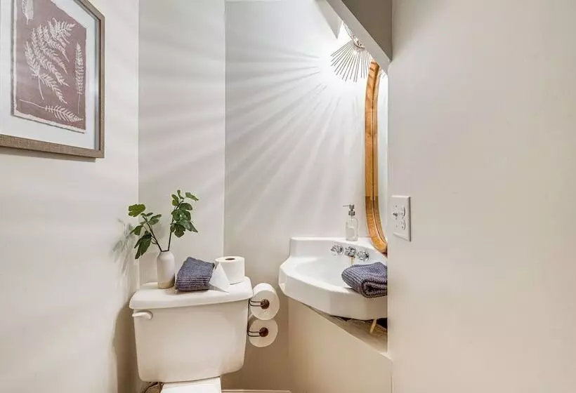 The Round House    Treetop North Carolina Cabin!