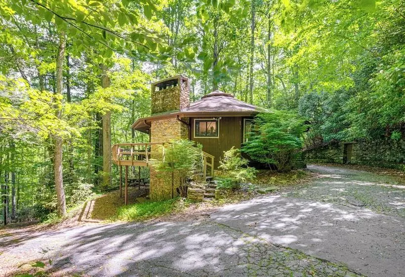 The Round House    Treetop North Carolina Cabin!