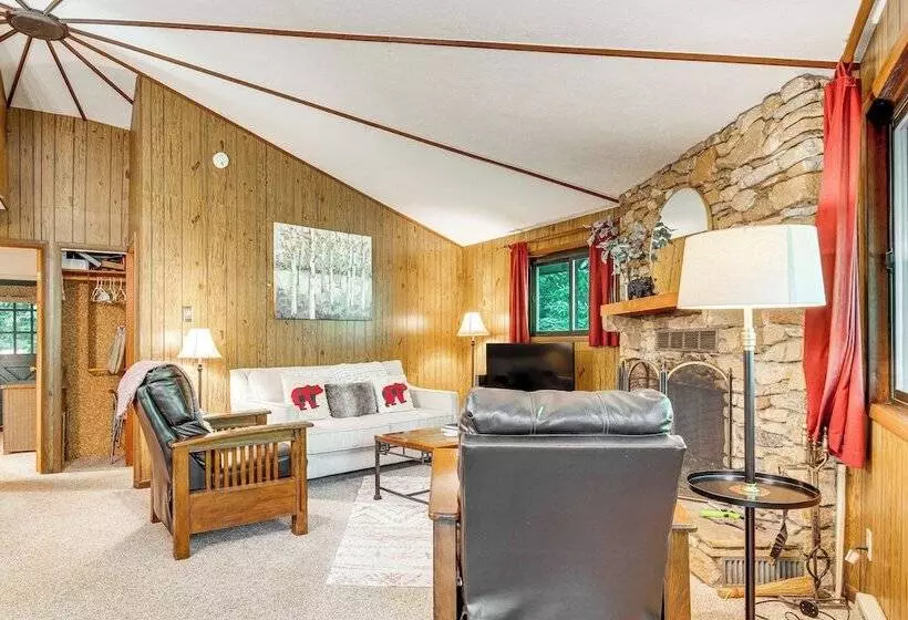 The Round House    Treetop North Carolina Cabin!