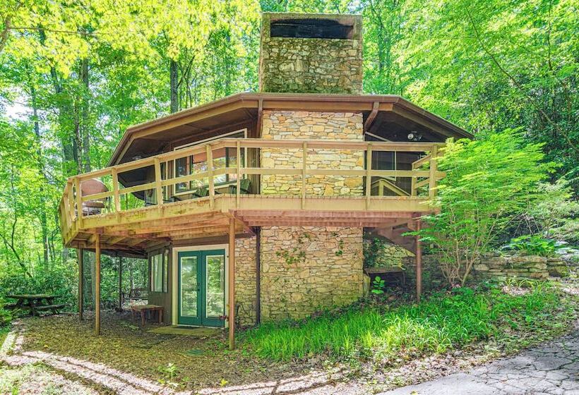 The Round House    Treetop North Carolina Cabin!