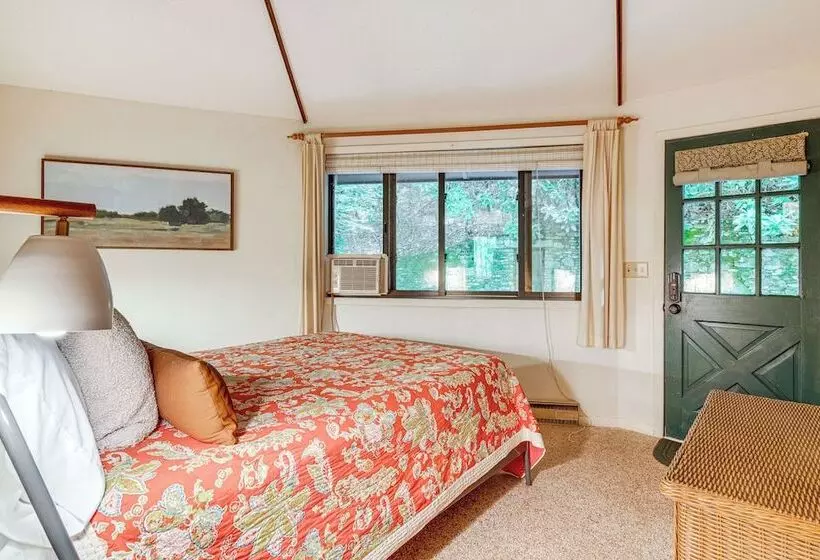 The Round House    Treetop North Carolina Cabin!