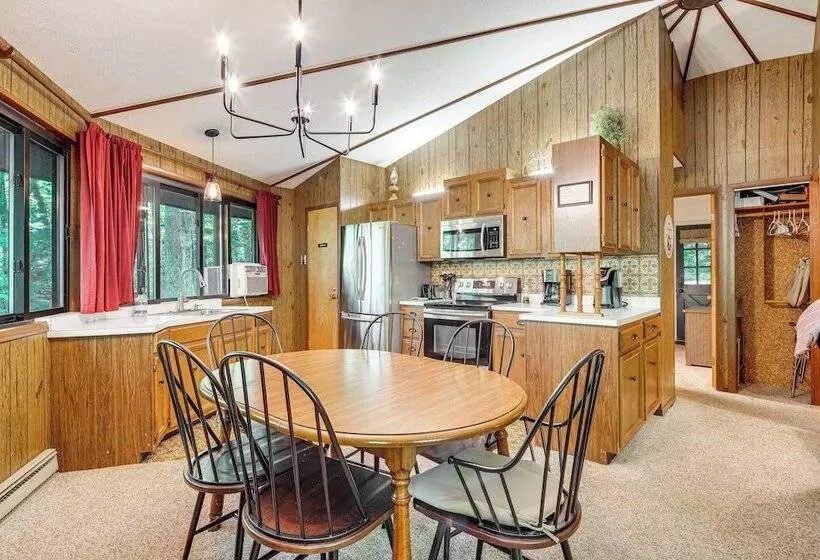 The Round House    Treetop North Carolina Cabin!