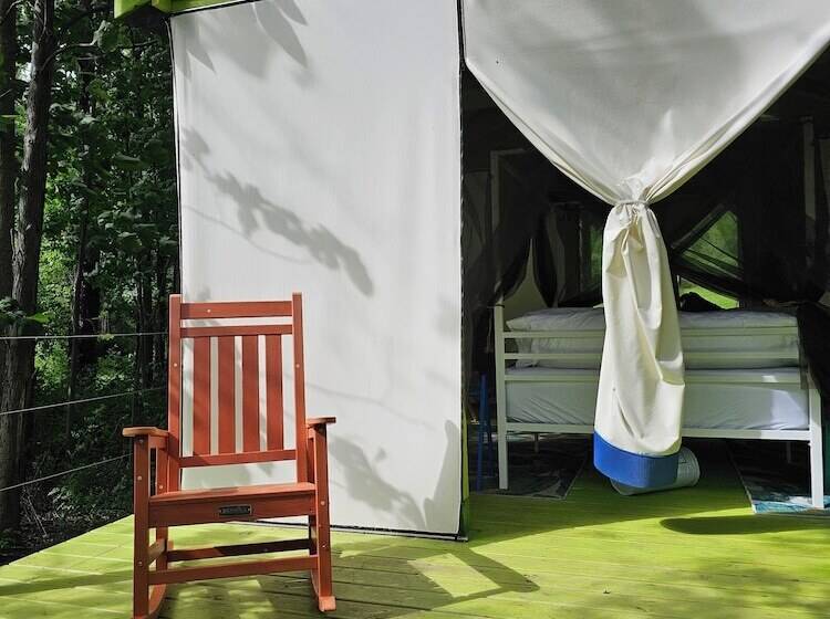 ホテル Glamping At Meadeville Farm