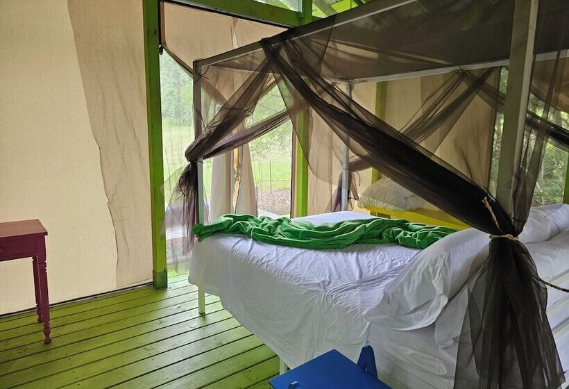 ホテル Glamping At Meadeville Farm