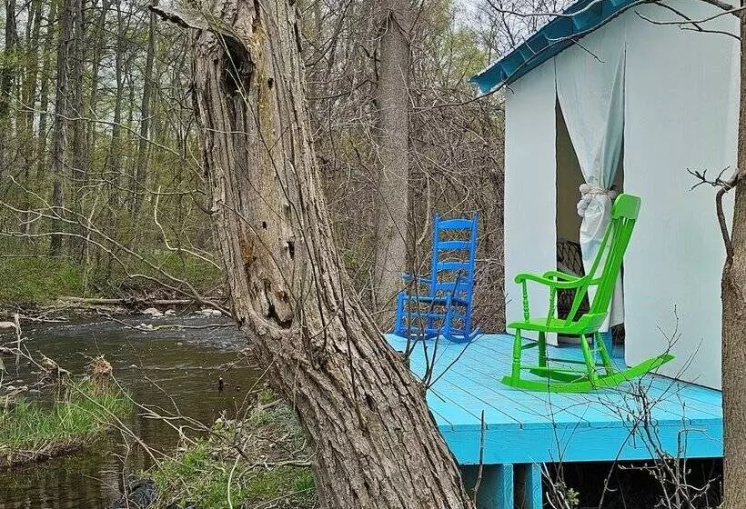 ホテル Glamping At Meadeville Farm