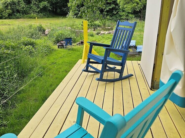 ホテル Glamping At Meadeville Farm