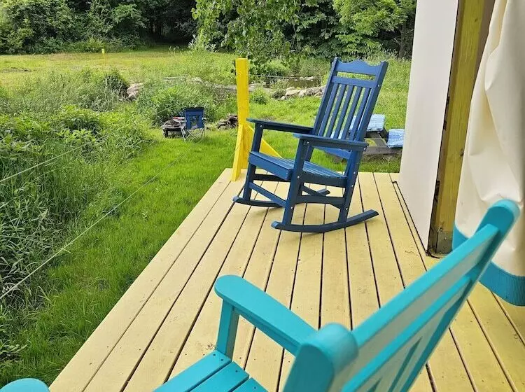 ホテル Glamping At Meadeville Farm