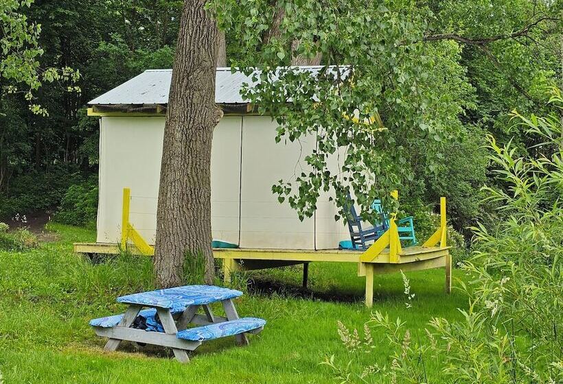 ホテル Glamping At Meadeville Farm