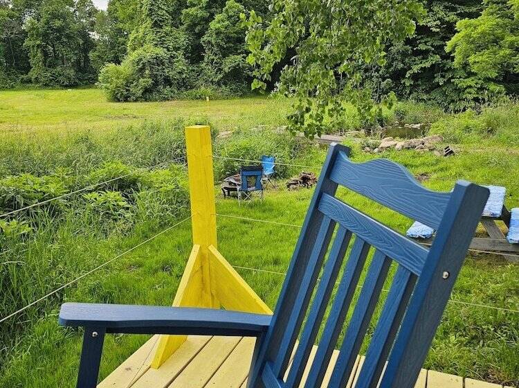 ホテル Glamping At Meadeville Farm