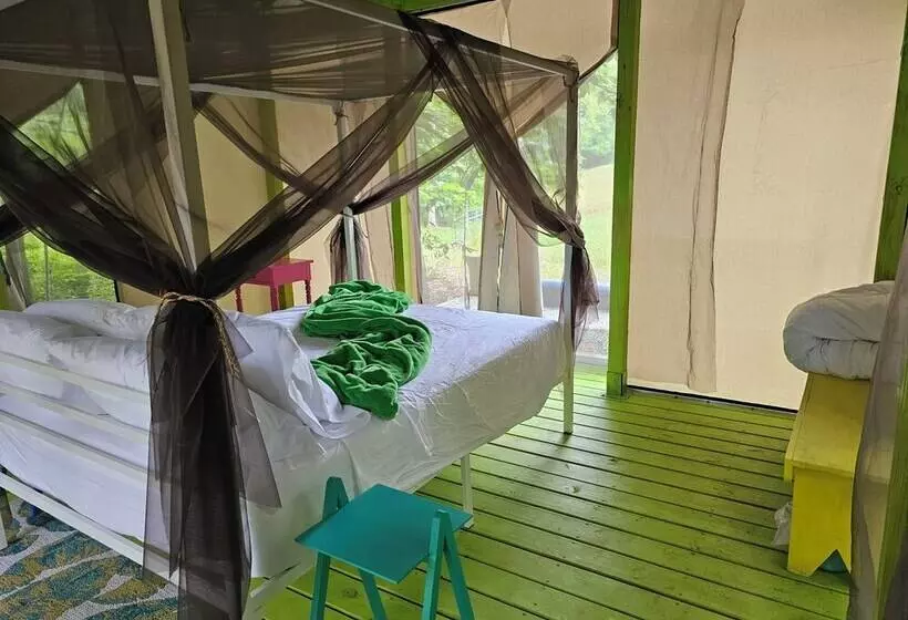 ホテル Glamping At Meadeville Farm