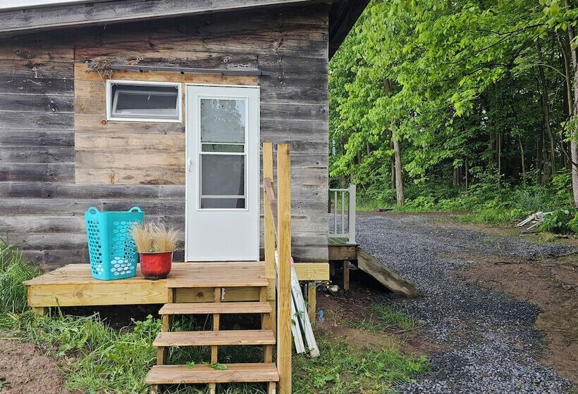 ホテル Glamping At Meadeville Farm