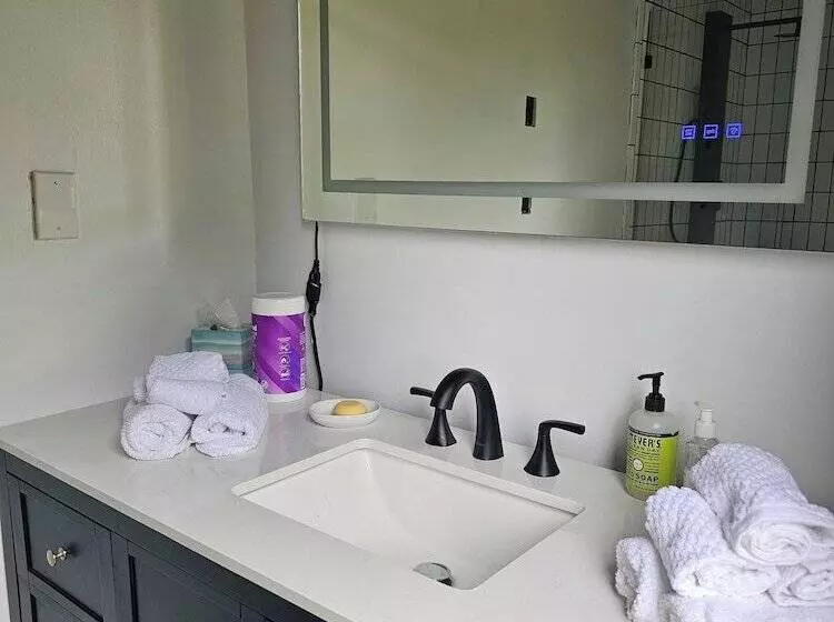 ホテル Glamping At Meadeville Farm