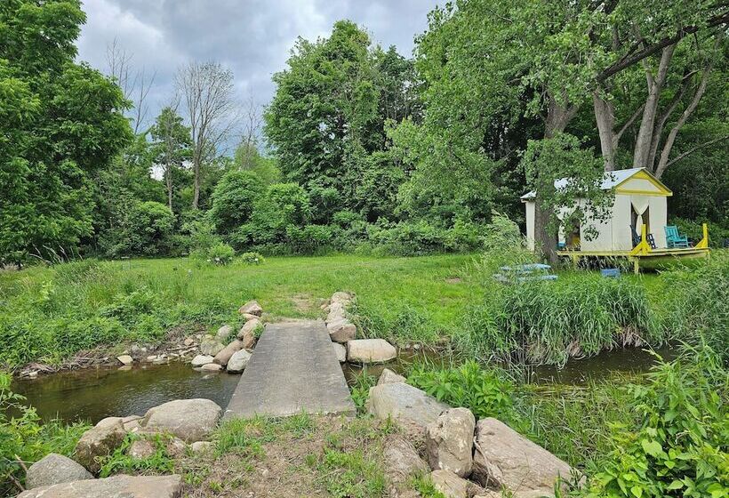 ホテル Glamping At Meadeville Farm