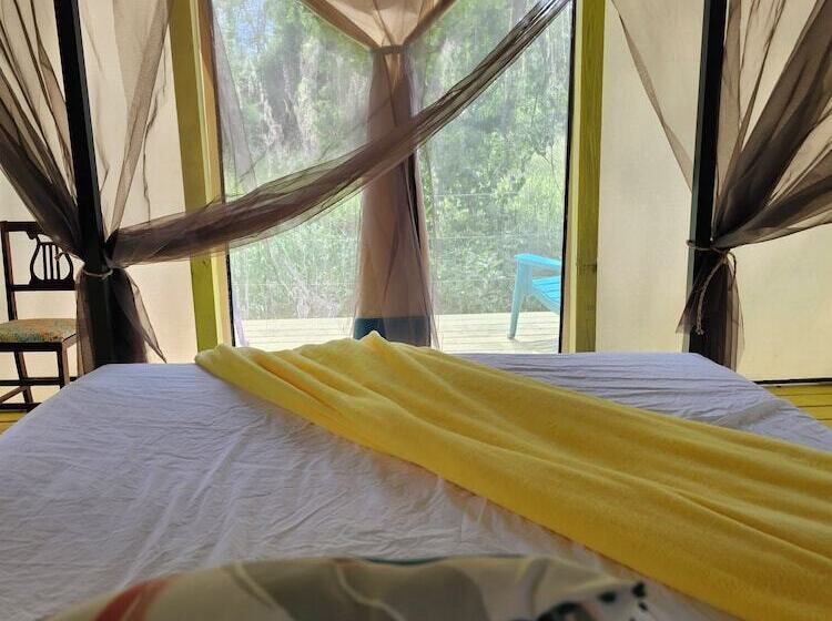 ホテル Glamping At Meadeville Farm