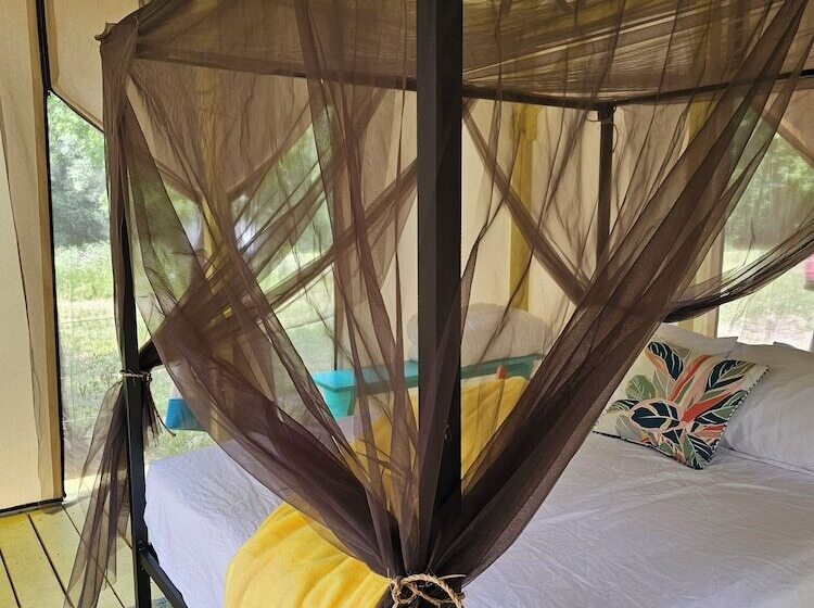 ホテル Glamping At Meadeville Farm