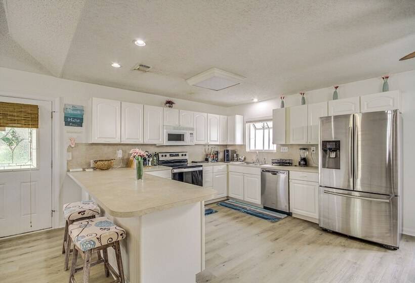 Lovely Gulfport Home: Walk To Beach,1 Mi To Marina