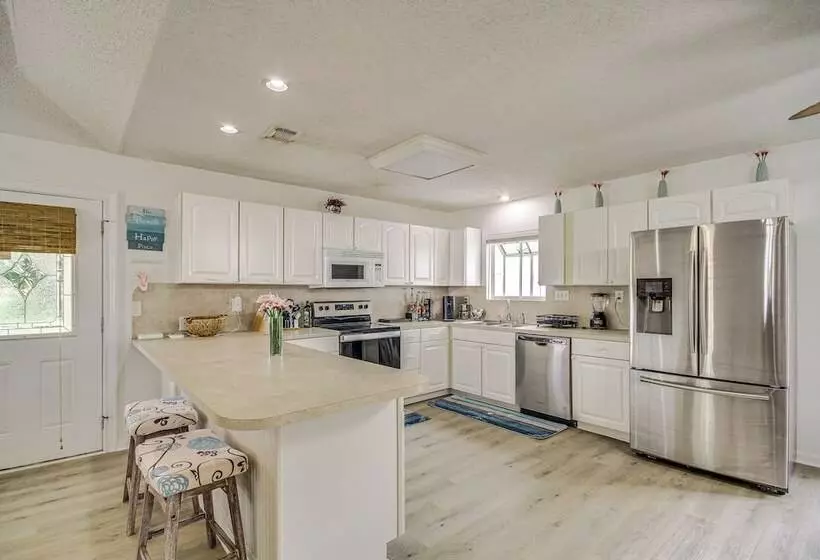 Lovely Gulfport Home: Walk To Beach,1 Mi To Marina