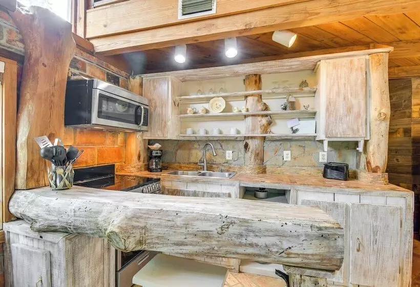 Riverfront Deck: Outdoor Retreat In Fairhope!