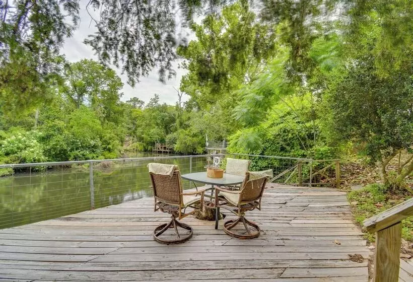 Riverfront Deck: Outdoor Retreat In Fairhope!