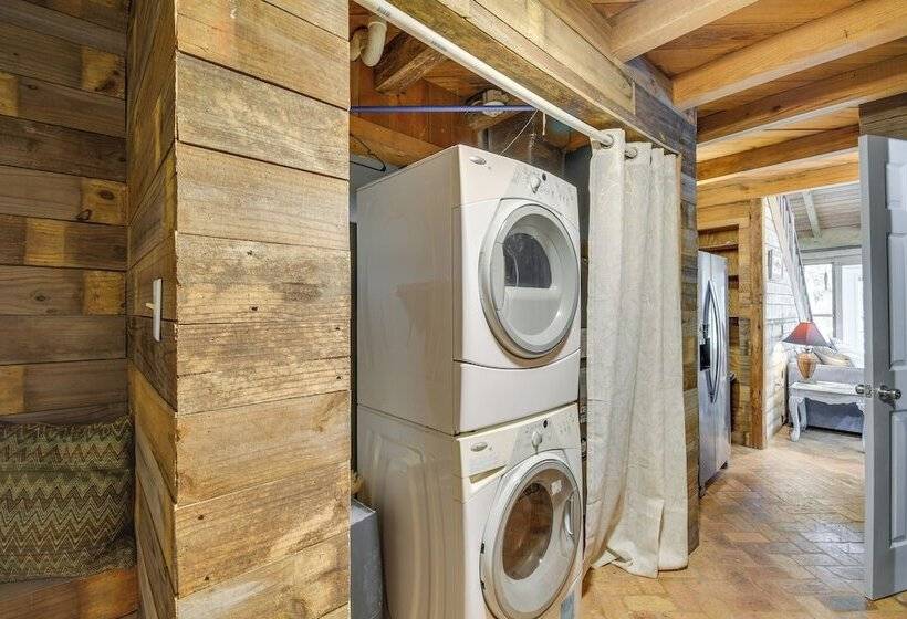 Riverfront Deck: Outdoor Retreat In Fairhope!