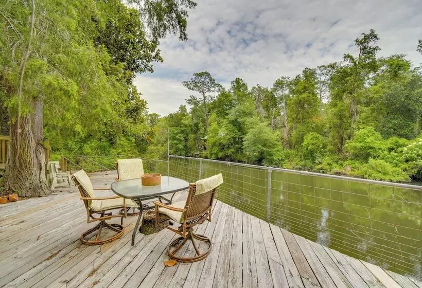 Riverfront Deck: Outdoor Retreat In Fairhope!