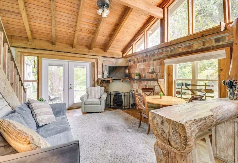 Riverfront Deck: Outdoor Retreat In Fairhope!