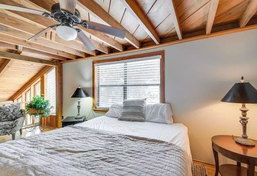 Riverfront Deck: Outdoor Retreat In Fairhope!