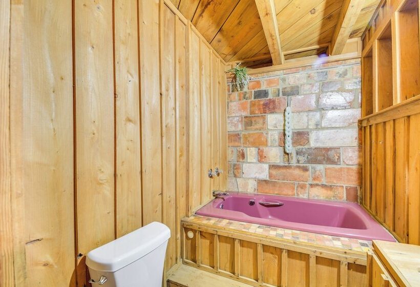 Riverfront Deck: Outdoor Retreat In Fairhope!