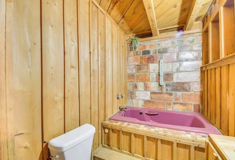 Riverfront Deck: Outdoor Retreat In Fairhope!