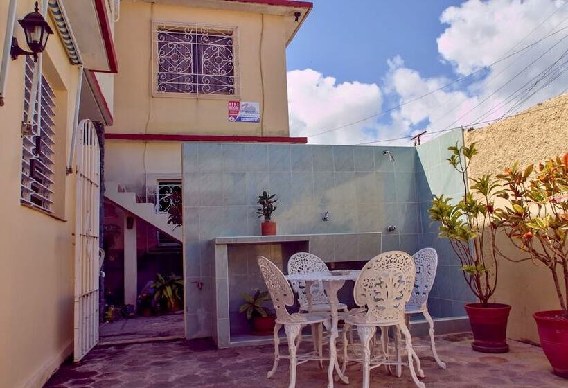 پانسیون Iriss House