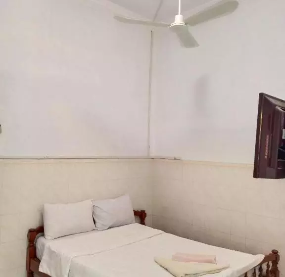 هاستل Silver Dolphin Guesthouse & Restaurant