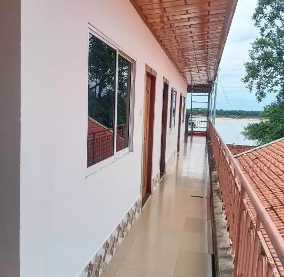 هاستل Silver Dolphin Guesthouse & Restaurant