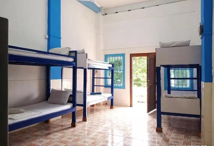 هاستل Silver Dolphin Guesthouse & Restaurant