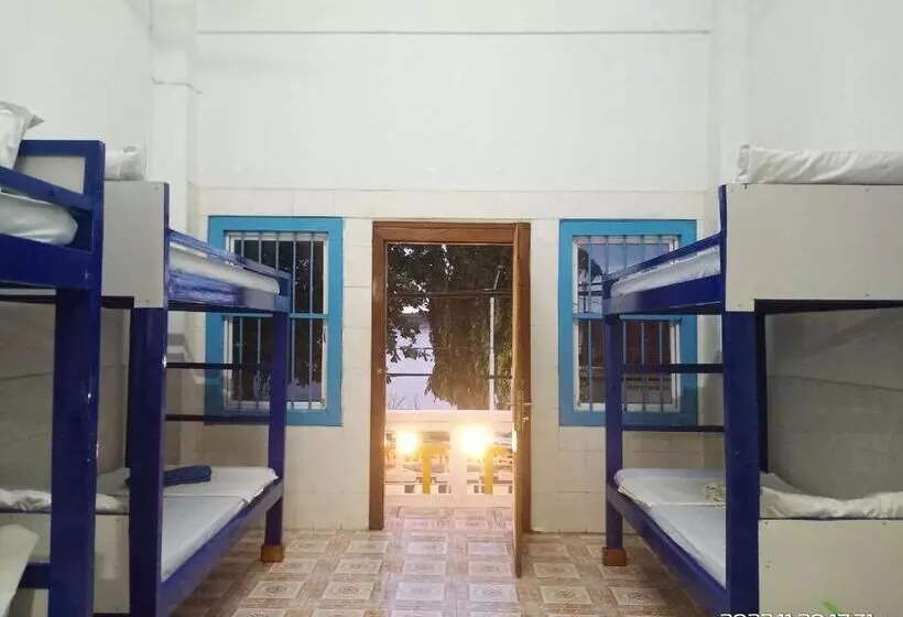 هاستل Silver Dolphin Guesthouse & Restaurant