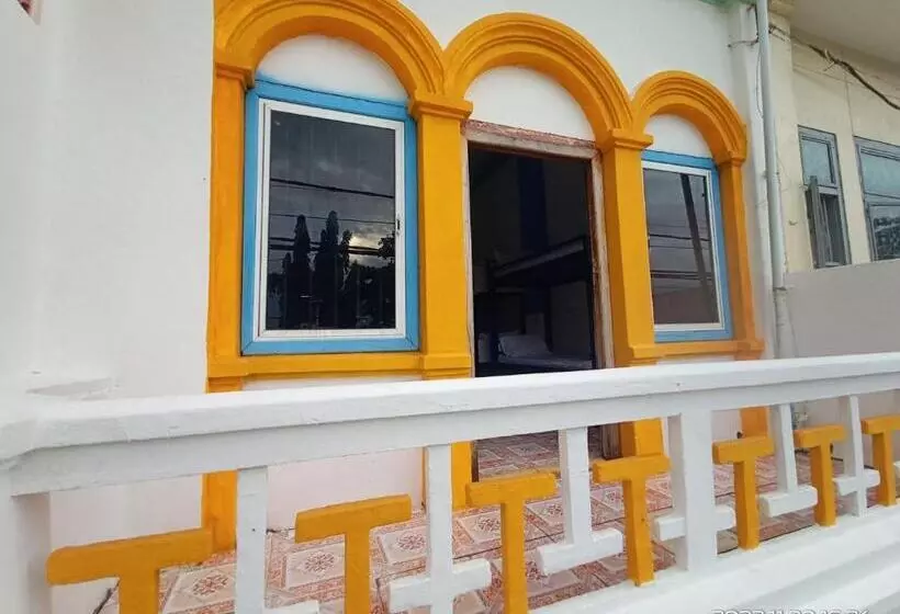 هاستل Silver Dolphin Guesthouse & Restaurant