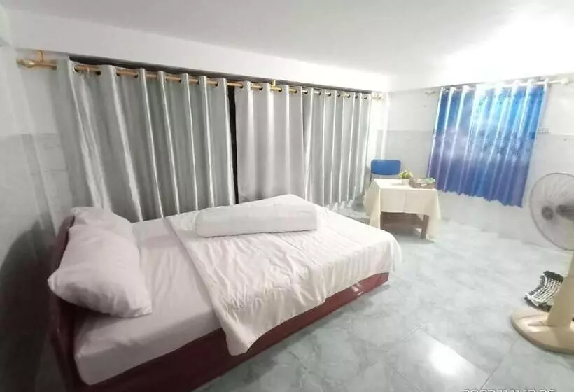 هاستل Silver Dolphin Guesthouse & Restaurant