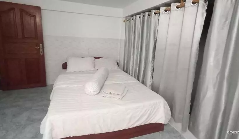 هاستل Silver Dolphin Guesthouse & Restaurant