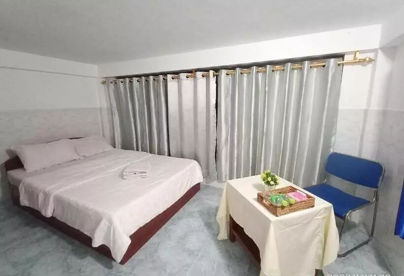 هاستل Silver Dolphin Guesthouse & Restaurant