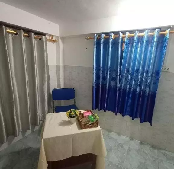 هاستل Silver Dolphin Guesthouse & Restaurant