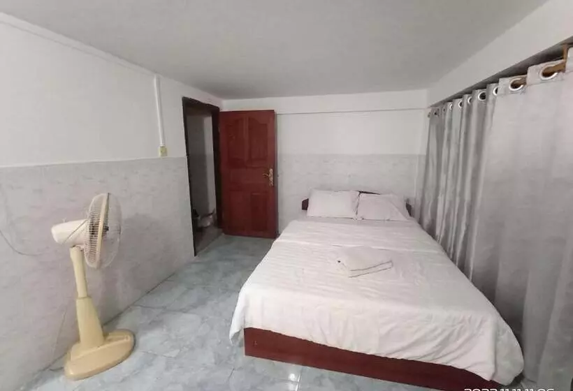 هاستل Silver Dolphin Guesthouse & Restaurant