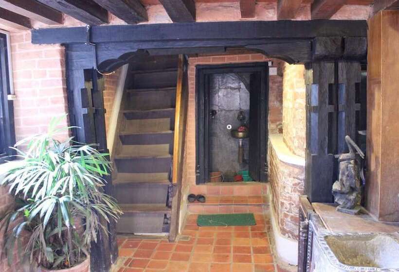 تختخواب و صبحانه Goathchen Guest House